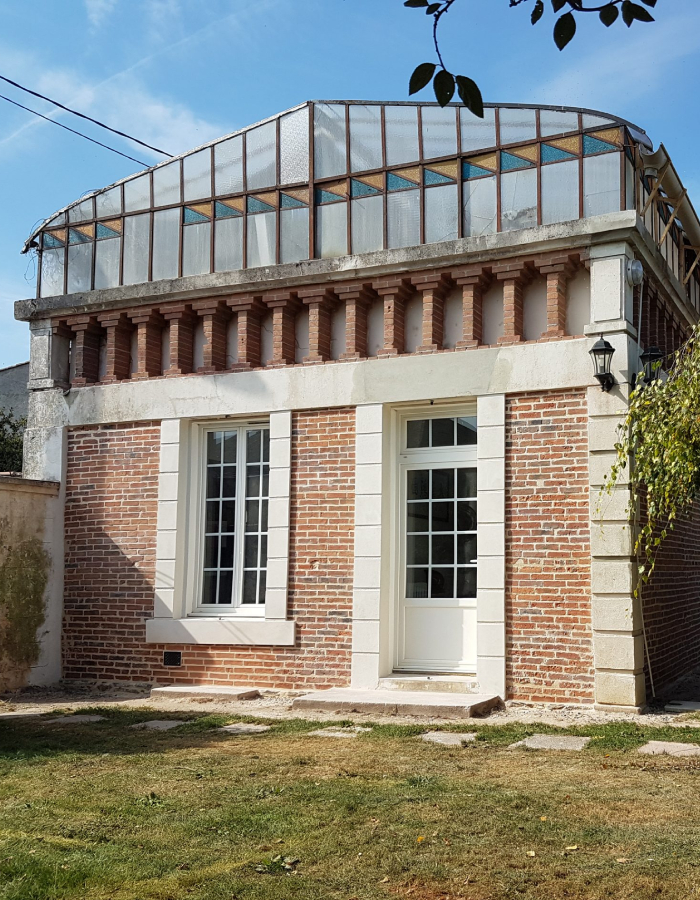 Maison ancienne rénovée avec façade en briques et finitions soignées par AEDIFICIA-RÉNOVATION