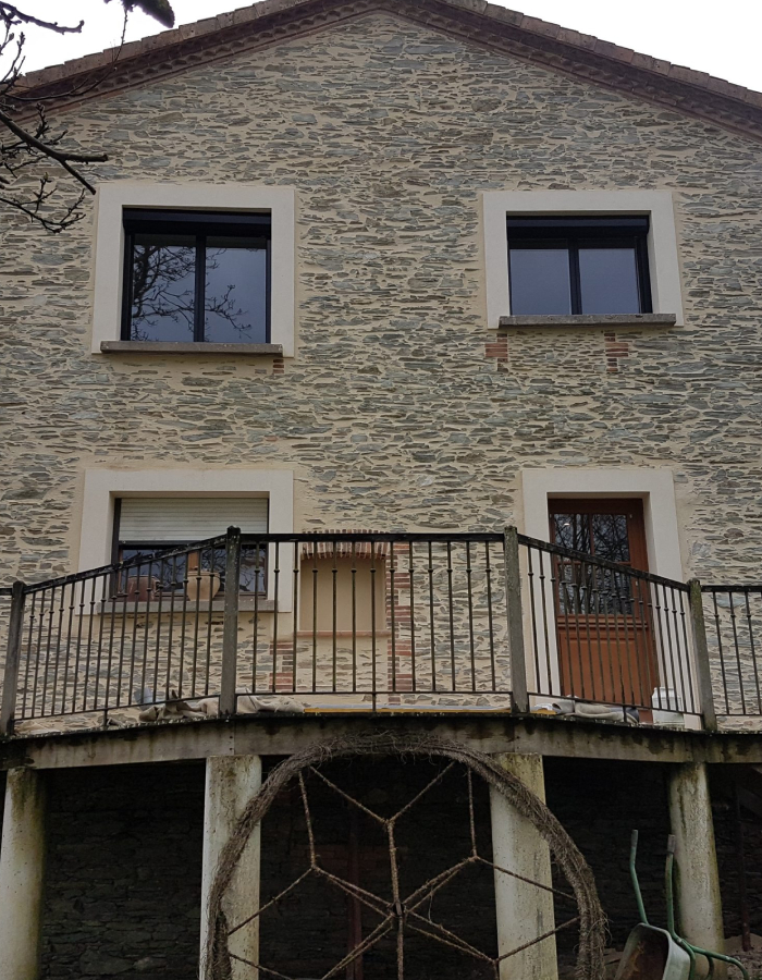 Travaux de rénovation de maison ancienne avec façade en pierre restaurée par AEDIFICIA-RÉNOVATION